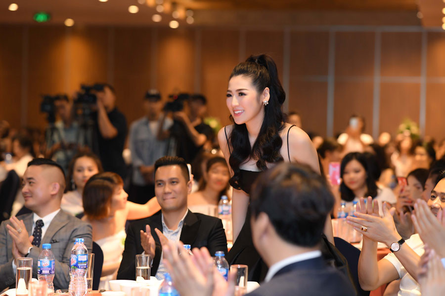 Á hậu Tú Anh xuất hiện sau thông tin sẽ lấy chồng vào tháng 7. Tuy nhiên, cô kiên quyết không xác nhận với phóng viên. Nguồn tin cho hay, Tú Anh đã hạn chế các sự kiện từ đầu tháng 5 để chuẩn bị cho đám cưới.