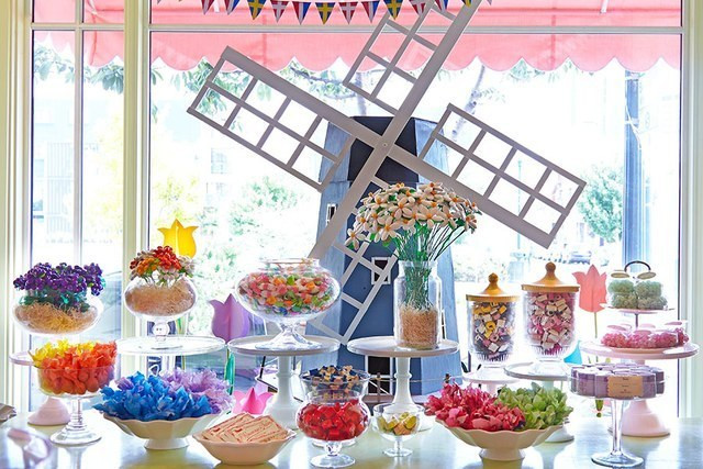 Shop Miette Confiserie, San Francisco Đây là tiệm bánh kẹo nổi tiếng San Francisco. Chủ sở hữu là Meg Ray và chồng của cô, Christopher cũng là người thiết kế cửa hàng. Shop kẹo này được lấy cảm hứng từ những chiếc bánh ngọt cổ điển của châu Âu khi tạo ra nội thất như chứa đầy nắng. Các lọ thủy tinh chứa đầy kẹo cam thảo, kẹo caramel và kẹo chua xếp trên các kệ gỗ hoặc được sắp đặt một cách đầy nghệ thuật ngay bên kệ cửa sổ.