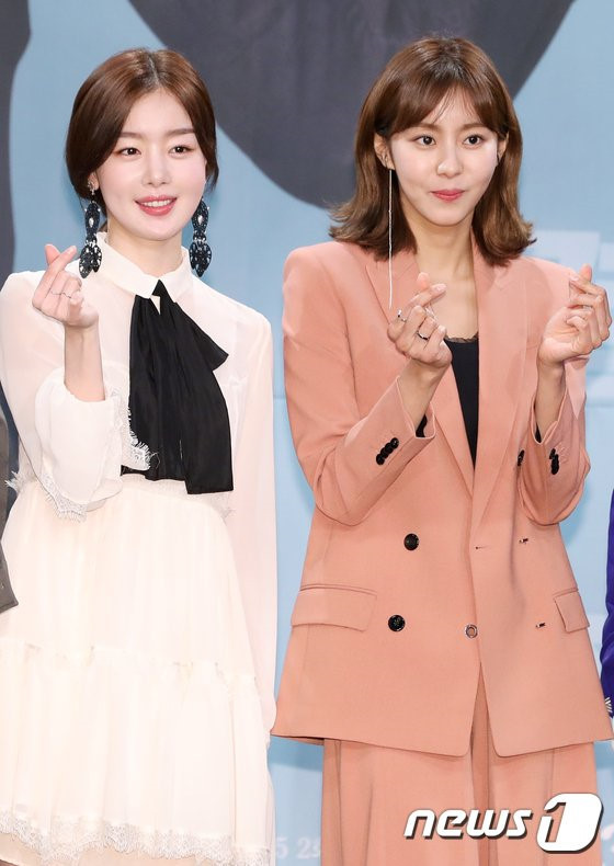 Ngoại hình của UEE bị chê là thay đổi quá nhiều và xuống sắc thảm hại. So với đồng nghiệp kém 3 tuổi Han Sun Hwa (cựu thành viên Secret), UEE trông già hơn nhiều.