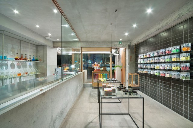 Shop Papabubble, Yokohama, Nhật BảnShop kẹo Papabubble trông giống như một cây thánh giá giữa phòng thí nghiệm hay một phòng trưng bày nghệ thuật trừu tượng. Kiến trúc sự Schemata đã sử dụng bê tông, thủy tinh và gạch đen để mang đến cho cửa hàng cảm giác công nghiệp. Du khách có thể xem các nghệ nhân làm kẹo cứng giống như thủy tinh Murano ngay tại đây mặc dù bếp được tách hoàn toàn khỏi không gian bán hàng.