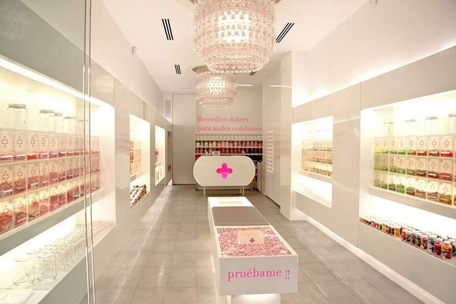 Happy Pills, Zaragoza, Tây Ban Nha Cửa hàng kẹo Happy Pills được thiết như một hiệu thuốc. Tất cả các loại kẹo đều được đựng trong những lọ thuốc từ 75 ml đến những hộp đựng thuốc lớn 1.500 ml.