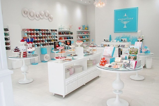 Sugarfina, Beverly Hills, California Rosie O’Neill và Josh Resnick muốn tạo ra một thế giới kẹo cho người lớn khi họ mở Sugarfina. Chuyên về đồ ngọt quốc tế, cửa hàng bao gồm hơn 125 loại kẹo khác nhau, hai phần ba trong số đó không có sẵn ở bất kỳ nơi nào khác ở Mỹ. Các hộp bento màu ngọc lam đặc trưng có thể được tùy chỉnh với các khối kẹo khác nhau.
