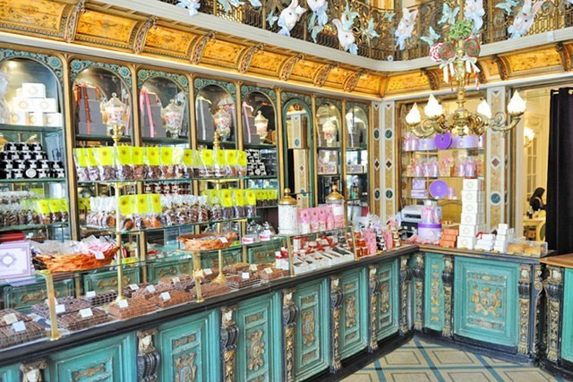 Méert, Lille, Pháp Mặc dù Méert nổi tiếng với bánh quế, nhưng không thể bỏ qua việc có vô số loại kẹo ngon trong các cửa hàng kiểu cũ của nó. Cửa hàng Lille tại Pháp nằm trong một tòa nhà có từ thế kỷ 18 đã được tân trang lại thành công trình kiến trúc hiện đại vào năm 1839 bởi kiến trúc sư César Benvignat. Cửa hàng có điểm nhấn bằng gỗ và chạm khắc gỗ trang trí công phu và được kết nối với phòng trà sang trọng.