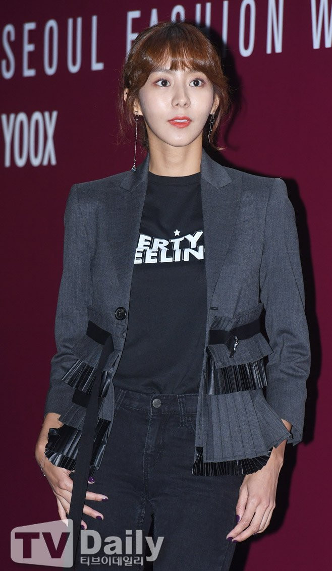 Trong sự kiện thời trang vào cuối năm 2017, UEE khiến công chúng "choáng váng" khi xuất hiện với khuôn mặt già nua, khác lạ và thân hình gầy gò đáng báo động. Nhiều khán giả cho rằng mỹ nữ quyến rũ nhất Kpop ngày nào đang gặp rắc rối về vấn đề cân nặng, đồng thời trở nên "nghiện" dao kéo khiến khuôn mặt thay đổi.