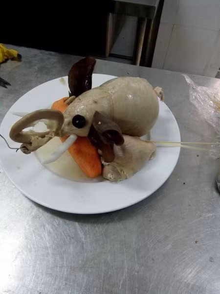 Chú voi làm bằng lòng lợn (Ảnh Vũ Hoàng Thu Nhàn)