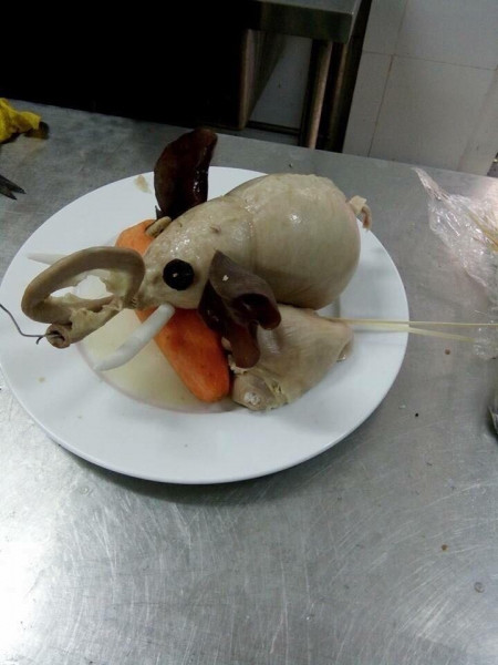 Chú voi làm bằng lòng lợn (Ảnh Vũ Hoàng Thu Nhàn)