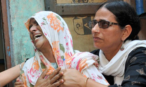 Mẹ nạn nhân đau đớn trước cái chết của con gái mình.