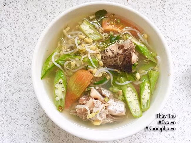 Món phụ: CANH CHUA CÁ LÓC Phần đầu và đuôi cá lóc ướp với hành tím, hạt nêm, tiêu và đường. Phi dầu ăn với sả ớt cho thơm, cho cá lóc vào áp chảo sau đó cho nước sôi vào. Khi cá vừa chín tới cho giá, đậu bắp và cà chua đã sơ chế vào. Khi nước sôi lại tắt bếp, cho nước cốt chanh và một muỗng nước mắm ngon vào, nêm nếm cho vừa ăn. Cho ngò gai và ớt lên trên là món ăn hoàn tất.