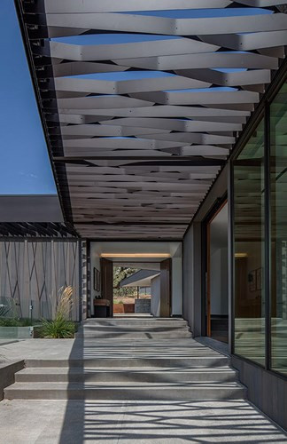 Ngôi nhà được xây dựng với cơ chế hòa hợp với thiên nhiên, tận dụng nguồn năng lượng sạch mà thiên nhiên mang lại.