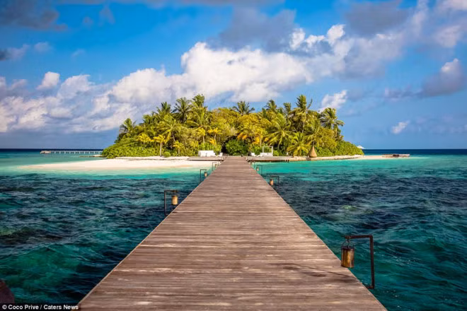 Con đường dẫn tới khu resort riêng tư trên đảo Coco Prive.