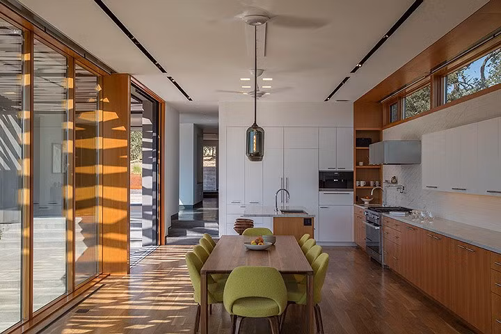 Khu vực nhà bếp, phòng ăn đầy tiện nghi. Cách phối màu hài hòa mang đến sự tươi sáng cho không gian sống.