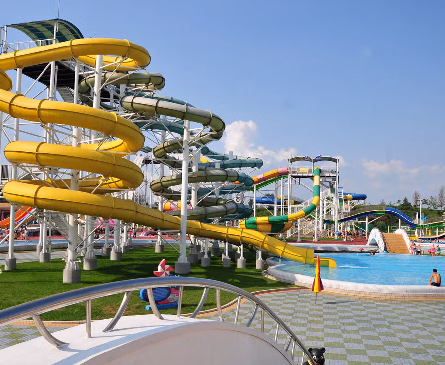 Công viên nước Munsu ở Bình Nhưỡng còn có một tiệm bánh, quán cà phê, cửa hàng thức ăn nhanh, nhà máy bia và tiệm làm tóc với 28 kiểu nhà nước được chấp thuận.