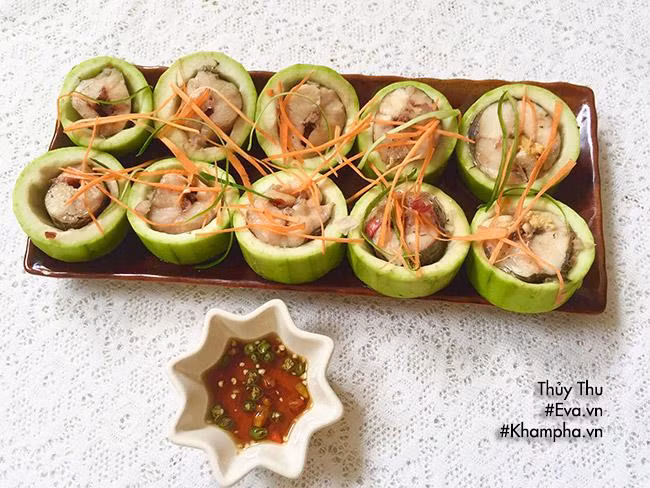 CÁ LÓC HẤP BẦU Bầu gọt vỏ, bỏ ruột cắt khoanh. Cá lóc cắt khoanh dày bằng khoanh bầu. Ướp cá với hành tím, nước mắm, bột ngọt và tiêu. Phi dầu ăn với hành tím cho thơm rồi cho phần cá lóc áp chảo sơ cho cá săn lại. Gắp từng khoanh cá cho vào từng khoanh bầu rồi đem đi hấp cách thủy đến khi cá chín. Cho phần hành lá lên trên cho món ăn được thơm hơn.