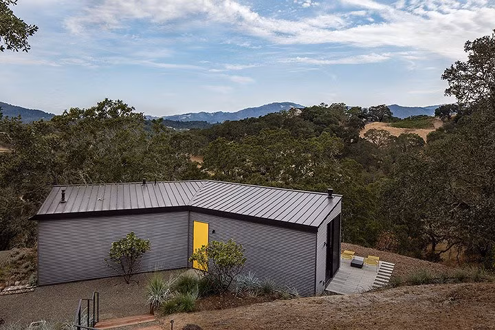 Để phù hợp với cấu trúc địa hình, các kiến trúc sư đã thiết kế để tạo nên sự kiên cố, vững chắc.