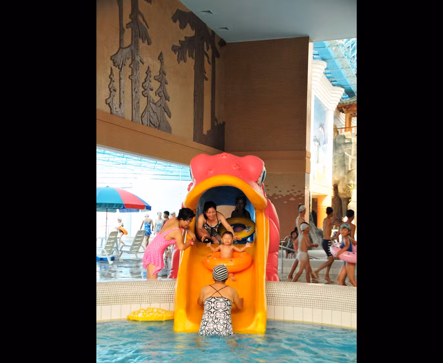 Những người dân Triều Tiên bình thường được cho là không thể chi trả tiền vé để vào chơi công viên nước cực kỳ hiện đại này.