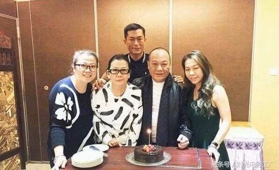 Cổ Thiên Lạc chụp chung cùng gia đình Ngô Chí Hùng.