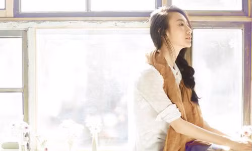 Phụ nữ là những người nhiều cảm xúc, luôn khao khát sự lãng mạn dù cho họ là cô gái ở tuổi đôi mươi hay đã là mẹ của hai đứa con đi chăng nữa. (Ảnh minh họa)