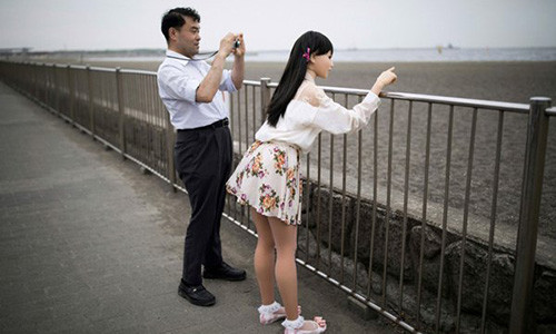 Ông Masayuki Ozaki đưa cô búp bê Mayu đi chơi.