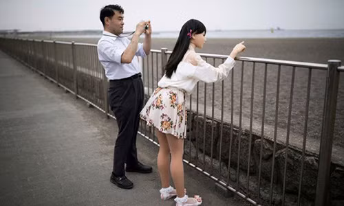 Ông Masayuki Ozaki đưa cô búp bê Mayu đi chơi.