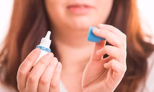 Không được dùng thuốc nhỏ mắt quá 15 ngày liên tục. Ảnh: iStock. Không được dùng thuốc nhỏ mắt quá 15 ngày liên tục. Ảnh: iStock.