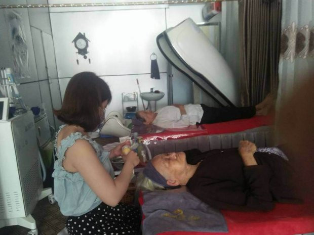 Dù 90 tuổi nhưng cụ vẫn thích spa làm đẹp.