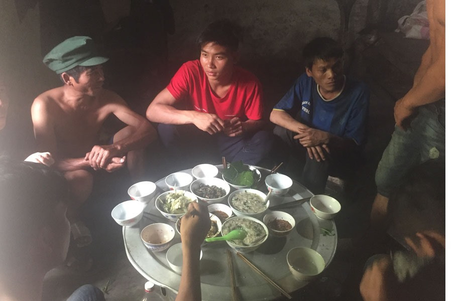 Mâm rượu của những thanh niên ở Sín Chải.