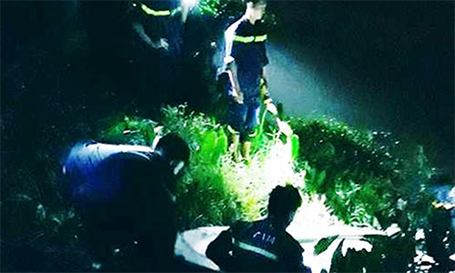 Lực lượng cứu hộ đưa nạn nhân lên bờ.