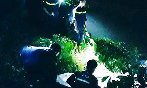 Lực lượng cứu hộ đưa nạn nhân lên bờ.