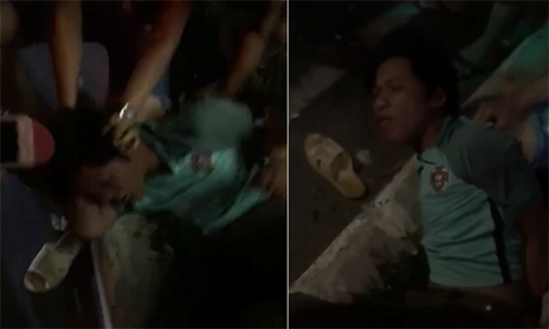 Tên biến thái bị người dân khống chế.