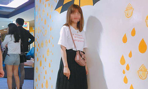 Đức Hòa không hài lòng với cách ăn mặc của bạn gái. Ảnh: FBNV.