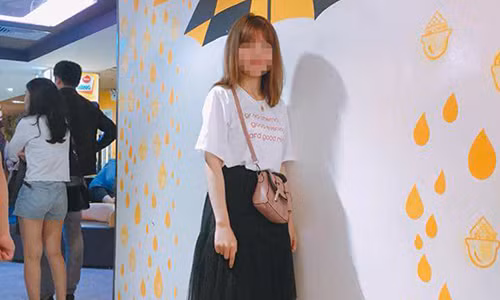 Đức Hòa không hài lòng với cách ăn mặc của bạn gái. Ảnh: FBNV.