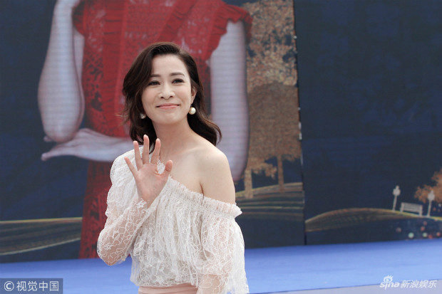 Cô mặc áo ren trễ vai khoe một bên vai trắng hồn nõn nà.