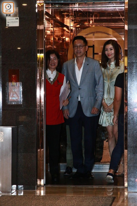 Cả gia đình đi ăn tối nhân dịp Tết Trung thu.