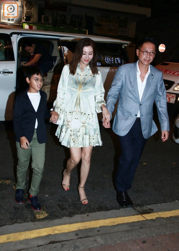 Hoa hậu lai đẹp nhất Hong Kong Lý Gia Hân được chồng tỷ phú cưng chiều hết mực. Lần xuất hiện này, Lý Gia Hân cũng gây chú ý với phong cách thời trang đơn giản nhưng thanh lịch, tinh tế trong chiếc váy dáng suông họa tiết kết hợp xăng đan thanh mảnh. Ở tuổi gần ngũ tuần, cô vẫn giữ được vóc dáng thon thả đáng ngưỡng mộ.