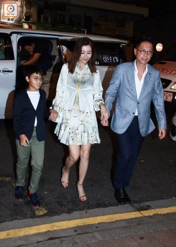 Hoa hậu lai đẹp nhất Hong Kong Lý Gia Hân được chồng tỷ phú cưng chiều hết mực. Lần xuất hiện này, Lý Gia Hân cũng gây chú ý với phong cách thời trang đơn giản nhưng thanh lịch, tinh tế trong chiếc váy dáng suông họa tiết kết hợp xăng đan thanh mảnh. Ở tuổi gần ngũ tuần, cô vẫn giữ được vóc dáng thon thả đáng ngưỡng mộ.