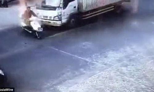 Tên trộm bị xe tải tông trực diện.