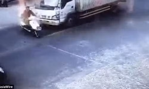 Tên trộm bị xe tải tông trực diện.