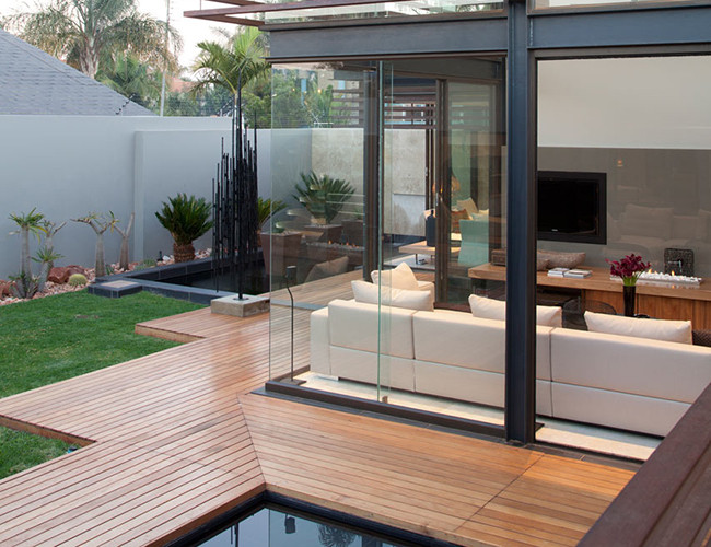 Ban đầu căn nhà chỉ có một tầng nhưng đã được cải tạo thành hai tầng để tạo ra không gian rộng gấp đôi.