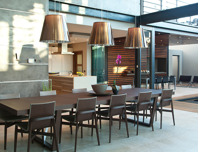 Khi để ở những không gian hiện đại thì bàn ăn gỗ vẫn toát lên được sự sang trọng, tinh tế.