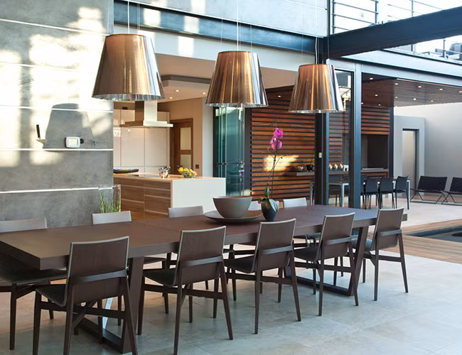 Khi để ở những không gian hiện đại thì bàn ăn gỗ vẫn toát lên được sự sang trọng, tinh tế.