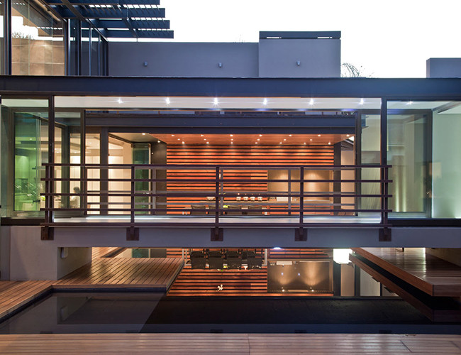 Căn nhà sử dụng nhiều cửa kính cỡ lớn để đón ánh sáng tự nhiên sưởi ấm mùa đông bất cứ khi nào có thể. Nằm trên vùng nhiệt đới của Capricorn với những tháng mùa hè oi ả, cửa kính cũng được cách nhiệt tốt để giúp không khí dịu mát hơn vào buổi tối mùa hè. Thiết kế hướng tới phong cách hiện đại và được tập trung vào sự kết nối xuyên suốt giữa 2 không gian bên trong và bên ngoài ngôi nhà.