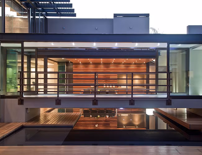 Căn nhà sử dụng nhiều cửa kính cỡ lớn để đón ánh sáng tự nhiên sưởi ấm mùa đông bất cứ khi nào có thể. Nằm trên vùng nhiệt đới của Capricorn với những tháng mùa hè oi ả, cửa kính cũng được cách nhiệt tốt để giúp không khí dịu mát hơn vào buổi tối mùa hè. Thiết kế hướng tới phong cách hiện đại và được tập trung vào sự kết nối xuyên suốt giữa 2 không gian bên trong và bên ngoài ngôi nhà.