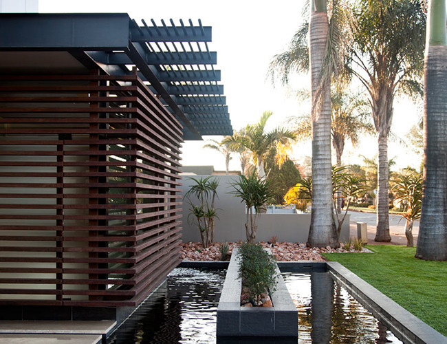 Không gian ngoại thất nổi bật với màu xanh mát của cây cối đem lại vẻ đẹp hoàn hảo.