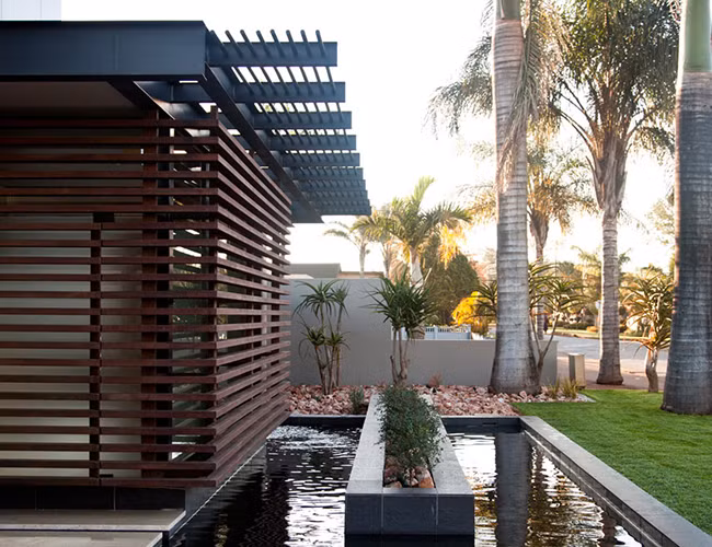 Không gian ngoại thất nổi bật với màu xanh mát của cây cối đem lại vẻ đẹp hoàn hảo.