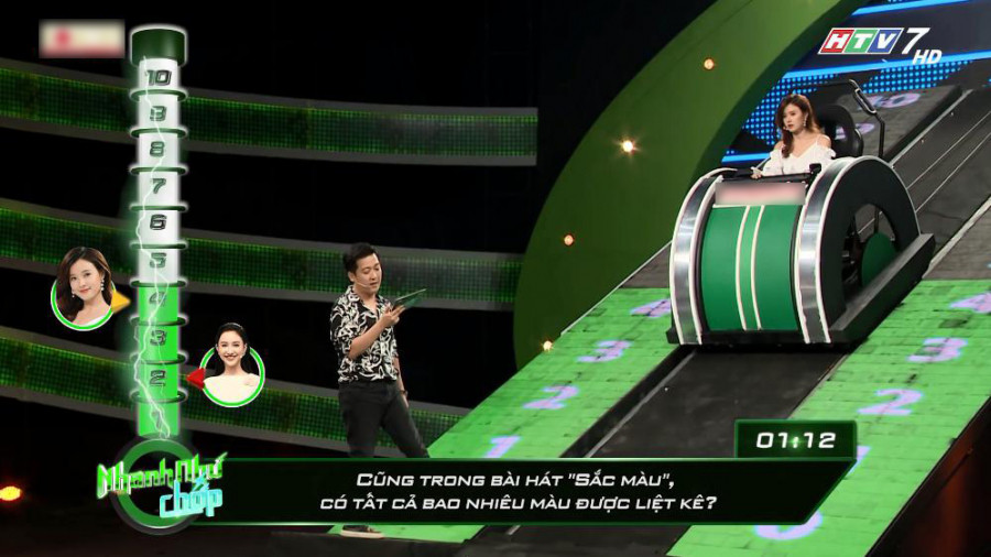 Sau đó, Trường Giang tiếp tục đưa ra câu hỏi: "Cũng trong bài hát 'Sắc màu', có tất cả bao nhiêu màu được liệt kê?". Cũng giống như lần trước, Midu không chịu bỏ cuộc và cố gắng nhẫm lời bài hát để tìm ra đáp án dù mất khá nhiều thời gian. Câu trả lời cuối cùng của cô là 8 màu và đây cũng là đáp án đúng của câu hỏi này.