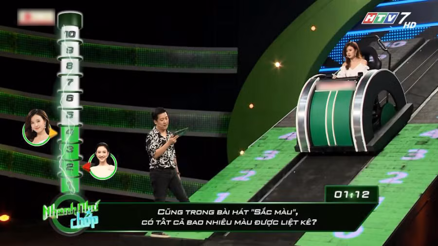 Sau đó, Trường Giang tiếp tục đưa ra câu hỏi: "Cũng trong bài hát 'Sắc màu', có tất cả bao nhiêu màu được liệt kê?". Cũng giống như lần trước, Midu không chịu bỏ cuộc và cố gắng nhẫm lời bài hát để tìm ra đáp án dù mất khá nhiều thời gian. Câu trả lời cuối cùng của cô là 8 màu và đây cũng là đáp án đúng của câu hỏi này.