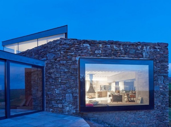 Tại trung tâm của ngôi nhà là một cầu thang lớn, được làm từ các tấm kim loại đục lỗ, trải dài qua ba tầng của ngôi nhà. Trên mỗi tầng, cầu thang được bao bọc bởi khu vực mà các kiến trúc sư gọi là “Trung tâm tri thức”, đó là một thư viện ba tầng chứa đầy sách. Ở tầng thứ hai, một lò sưởi với kiểu dáng như một chiếc đèn khổng lồ được đặt chính giữa tạo điểm nhấn cho căn phòng.