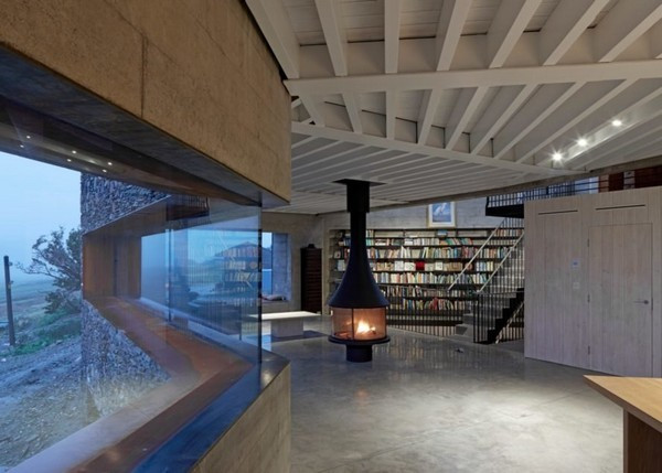 Nếu bên ngoài nhà trông có vẻ khá hoang sơ và hoàn toàn chìm lẫn vào thiên nhiên thì nội thất bên trong lại khá hiện đại. Bê tông được đánh bóng sử dụng để ốp sàn và tường nhà, nội thất hiện đại, tối giản tạo ra không gian mở.