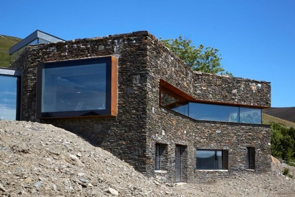 Trước khi tiến hành xây dựng, các kiến trúc sư đã nghiên cứu kĩ về khí hậu và địa hình. Đầu tiên và quan trọng nhất, là việc tìm kiếm vật liệu phù hợp, đồng thời tiến hành thiết kế sao cho ít ảnh hưởng đến cảnh quan nhất có thể.