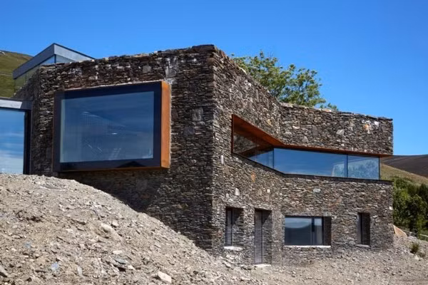 Trước khi tiến hành xây dựng, các kiến trúc sư đã nghiên cứu kĩ về khí hậu và địa hình. Đầu tiên và quan trọng nhất, là việc tìm kiếm vật liệu phù hợp, đồng thời tiến hành thiết kế sao cho ít ảnh hưởng đến cảnh quan nhất có thể.